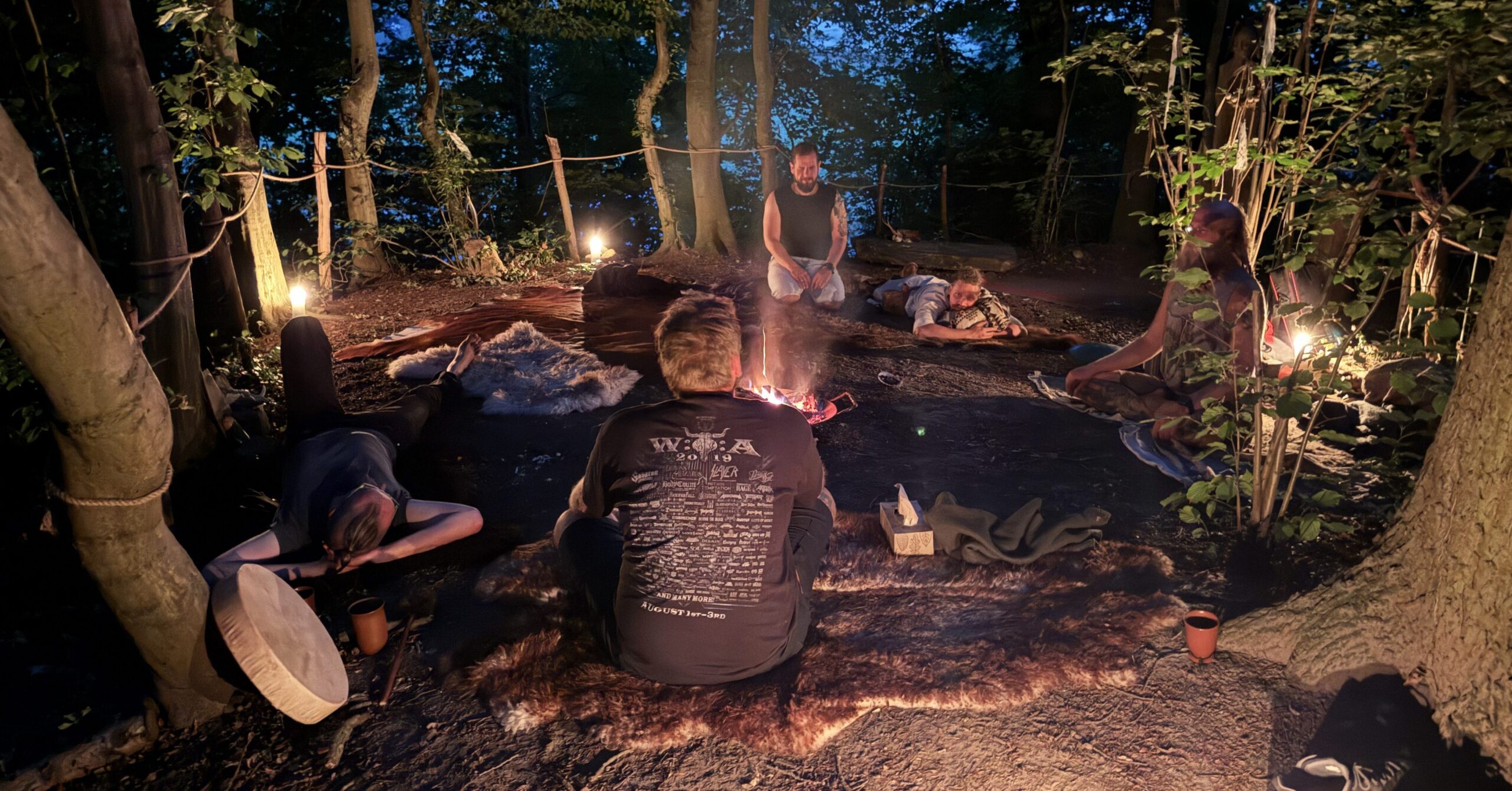 Männerkreis am Lagerfeuer beim Viking Männer Retreat